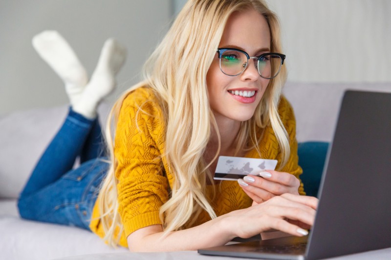 girl doing online shopping